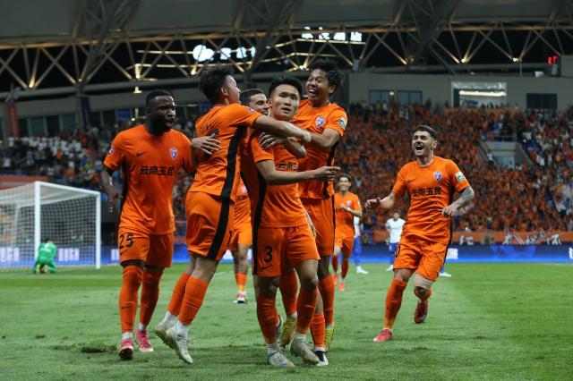 【中超】让2追3！徐宏杰抽射破门 玉昆3比2逆转泰山